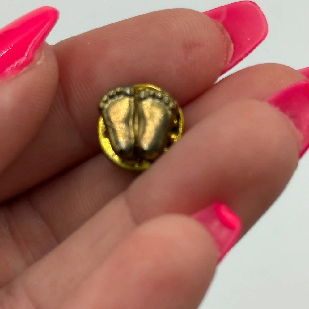 ✨Baby Feet Pin‎ Gold Tone Lapel Pin New Baby Gift Baby Shower Present Vintage
